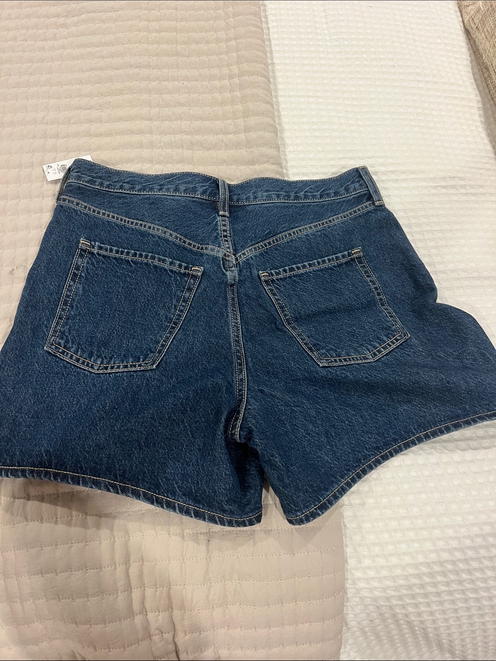 Old Navy High Rise Wow Baggy Shorts
5” inseam
Size 6
NWT - Picture 2 of 4